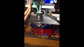 Затемненный TrinityLabs MendelMax 1.5++ с улучшенными осями X, Y и Z из ПТФЭ, первые движения