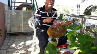 Keny cortando jamon con jamonero ortopedico