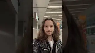 Иса поправляет волосы в метро 🤩