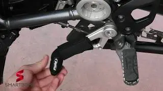 Proteggi le tue scarpe alla guida della tua moto con questo prodotto facile da installare