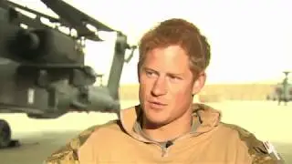 Dramatic moment Prince Harry runs for glassbilen during Afghanistan interview