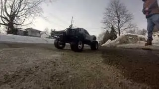 Traxxas Slash 4X4 Vs Stampede 4X4 - 2cell lipo vs 3cell lipo. Big tires vs Stock tires 90 KPH
