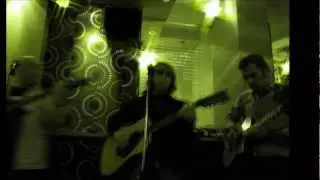 THE VINYL SOUNDS unplugged live performing 'Runaway