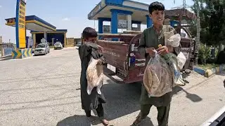 地面溫度高達40度，阿富汗小男孩光著腳拾荒，燙紅了腳丫,邊拾荒邊哭讓人心疼無比