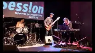 Leo Lazar an den drums,David Alleckna am bass und Bo Heart am Keyboard