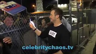 Actor Chris Pratt shares love with fans by signing autographs