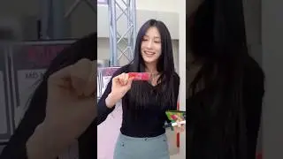 Hayoung looking for those signed photocards! ✨🃏| APINK #shorts #kpop #hayoung #apink #하영 @QBonitchua