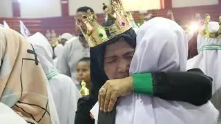WISUDA YANG MENGHARUKAN...!!! SAAT PENYEMATAN MAHKOTA KEPADA ORANG TUA WISUDAWAN TAHFIDZ