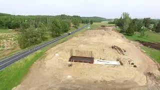 Film z powietrza. Budowa drogi ekspresowej S11 Bobolice – Szczecinek. Postęp prac, czerwiec 2024.