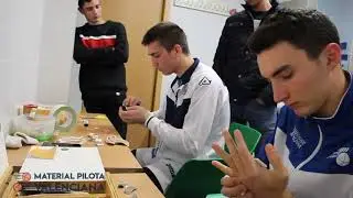 IVAN - SALELLES Ens mostres com es preparen les mans abans de cada partida de Pilota Valenciana.