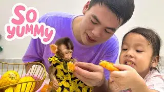 Watch as Monkey Annie and Baby enjoy corn and fried cake delicious with Dad
