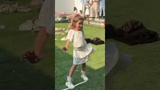 Moviendo la cadera en el gender reveal de mis t&iacute;os 🤣🙊