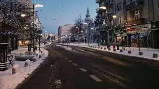 Nowy Dworzec Podmiejski i Dworzec PKP Gdynia Gł&oacute;wna: Normalni Pasażerowie Blokowani przez Bezdomnych