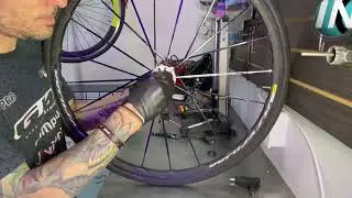 Cuando apretar de más rompe todo | Reparación completa de eje Mavic Ksyrium – Incycling Medellín