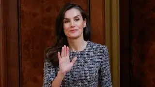 La reina Letizia recupera su vestido de tweed más estiloso y versátil e innova con una joya