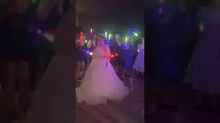 Uite cum dansează mireasa ☺️😇 #manele #nunta #wedding #show #tarabana