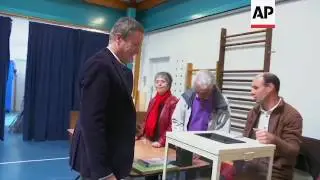 Le Pen&rsquo;s choice as for PM casts vote in Yerres