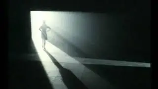 RoBERT - Elle se promène (1991) - Clip Officiel