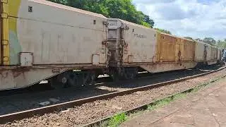 Vagão com porta corrediça deslocada.