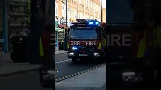 London fire brigade E211 pump ladder responding in London Lewisham #lfb #fireengines #firebrigade
