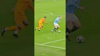 RA&Uacute;L ASENCIO DEFENDIENDO A HAALAND EL MEJOR DEFENSA DEL MUNDO SE EST&Aacute; CREANDO EN EL BERNAB&Eacute;U