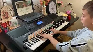 SOFT MOZART Recital 2025-2026 Fedor  (7) Russian plays &laquo;Hot Cross Buns&raquo;