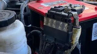 Как снять разъемы на блоке предохранителей аккумулятора Nissan.