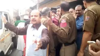 NOTE BADLI K WAQT SUBHA K TIME central bank mojpur m NAZIR ANSARI NE NASHTE K PACKED BAATE17/11/2016