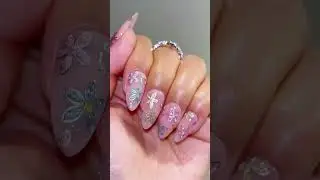 🌸💅Summer is the perfect time to let your nails blossom with floral flair!