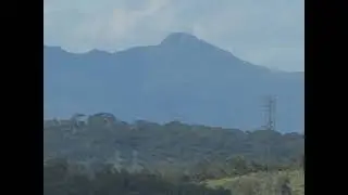 O pared&atilde;o que dividi a parte sul,visto da rodovia MG 808 com detalhe pra pedra Grande de Igarape