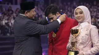 Merinding! Detik-detik Presiden Kalungkan Emas ke Leher Valen & Mila, Istana Jadi Saksi Sejarah Baru