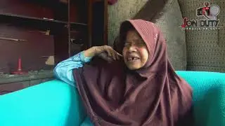 Yayasan CINDEV dan warga dengan sukarela renovasi rumah mak atim dengan gotong royong.