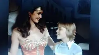 Wonder Woman love and kiss a child / cari&ntilde;a y besa a un ni&ntilde;o
