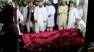 Rukn.e Shura Haji Abdul Habib Attari Ki Walida Ki Namaz e Janaza Perhai Ameer e Ahle Sunnat Nay
