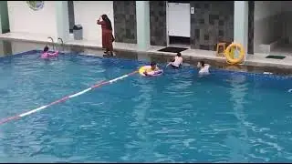Ada yang tenggelam dikolam Renang