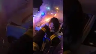Un pompiere salva una donna da una macchina in fiamme, nessuno osa parlare... #dangerous #humour #ai