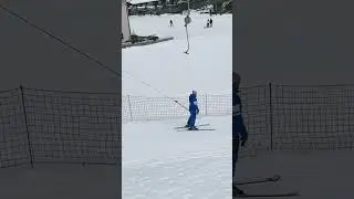Non tutti i maestri di sci possono prendere lo ski-lift in questo modo 😂 #maestrisci #skilift #ski