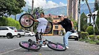 Tenía que montar en esta bici como fuera!😅🔥🏄🏻‍♂️