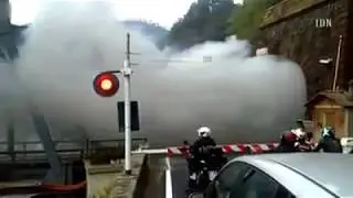 Train leave so much smoke in tunnel.