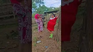 Lady gaga ecuatoriana invitando a la mofle de Villamarina  a conocer sus caballos y sus vacas