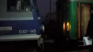 EU07-145 z pociągiem pielgrzymkowym z Rybnika (manewry i iskry); Kędzierzyn-Koźle, 13.11.11 r.