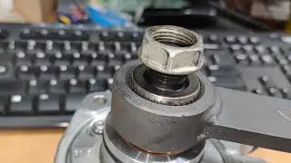 Audi VW Porsche V6 Diesel - Torque spline nut using counter hold tool