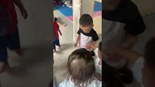 kuat banget! gandengan tangan bikin lingkaran