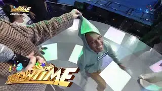 Mga madlang players na naka-hoodie, damay na sa favorite TikTok trend ni Meme Vice! | It's Showtime