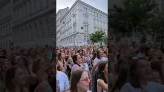 Swifties in Vienna sing We Are Never Ever Getting Back Together (Cornelius str.)