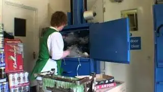 Druckluftbetriebene Mil-tek Ballenpressen in einem Supermarkt