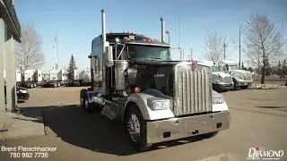 W900L Kenworth 2011 года выпуска. (Продано) Студийный спальный автомобиль. Владелец и оператор грузовика с гордостью владеют им.