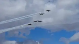 Breitling Jet Team 5 vs. 2 head on split