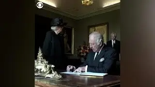 Una penna fa arrabbiare  Re Carlo, si sporca la mano e ha uno scatto d&rsquo;ira