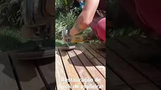 Restaura&ccedil;&atilde;o de deck de madeira.(lixando verniz velho)deixe seu like 👍